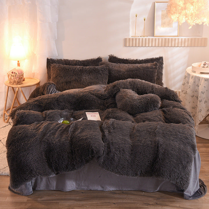 Fluffigt påslakanset i beige på dubbelsäng