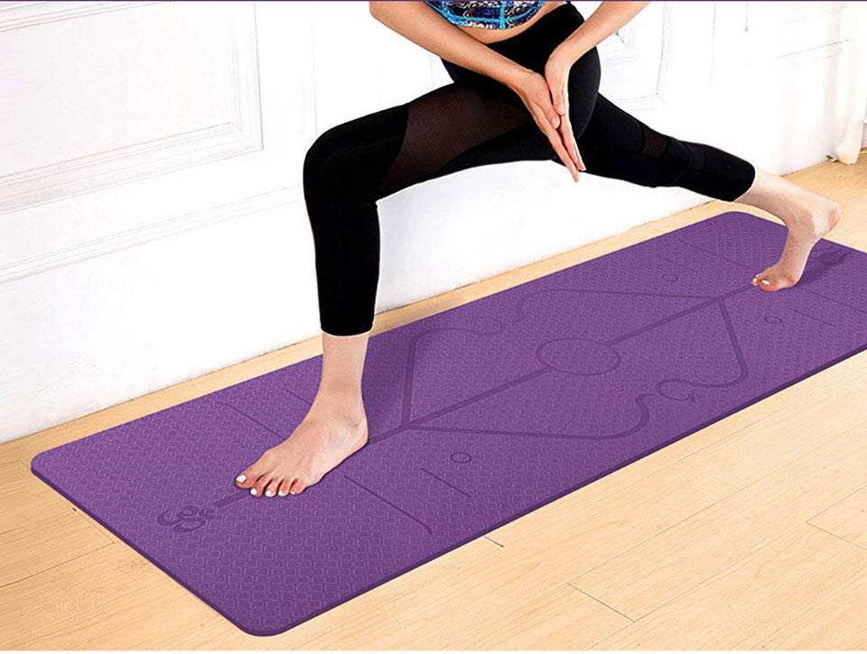 Lila yogamatta med positionslinjer