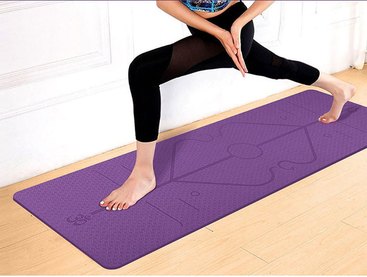 Lila yogamatta med positionslinjer