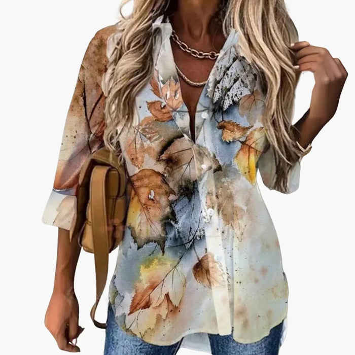 Bluzka w kwiatowy wzór – damski casualowy look z kontrastem