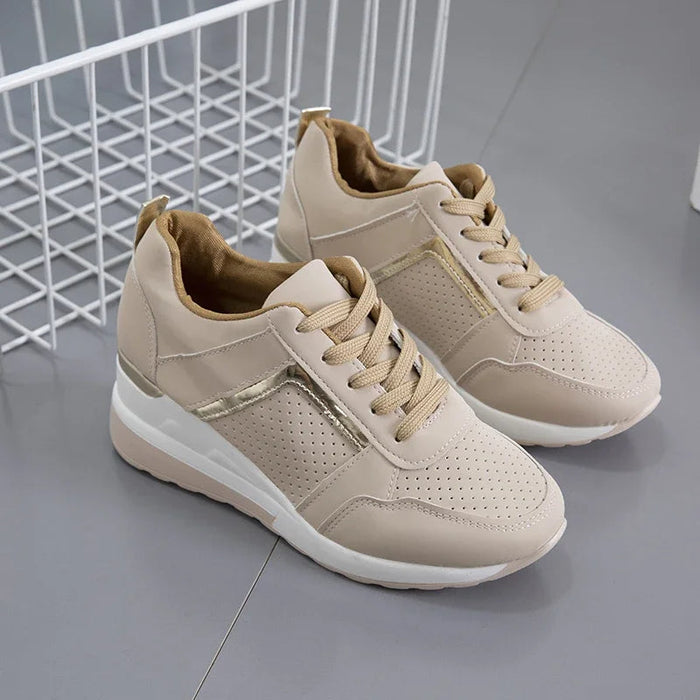 Platåsneakers til dame med perforerte detaljer