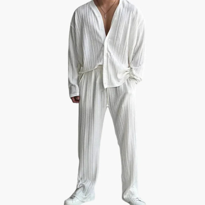 Conjunto de hombre con estructura plisada, camisa de manga larga y pantalones