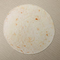 Rund tortillafilt på soffa