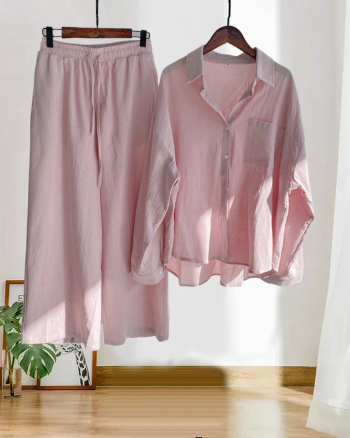 Pyjamasset för kvinnor i två delar med skjorta med knappar framtill och byxor med vida ben