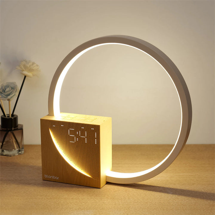 Ringlampa med digital klocka i trälook