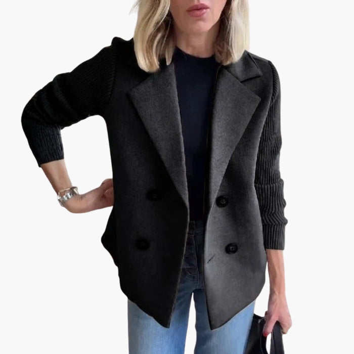 Cappotto da donna in lana con maniche a maglia e chiusura frontale con bottoni