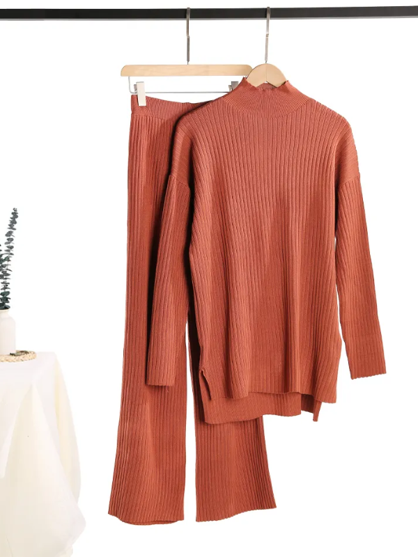 Completo da donna per il tempo libero con dolcevita e pantaloni a gamba larga