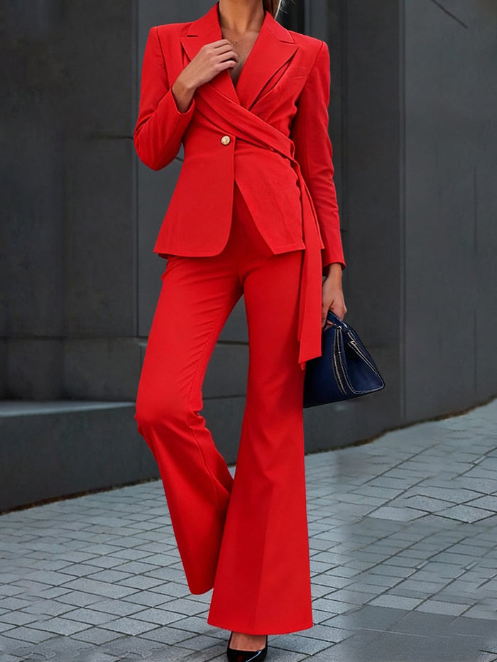 Damenanzug mit zweireihigem Blazer und ausgestellter Hose
