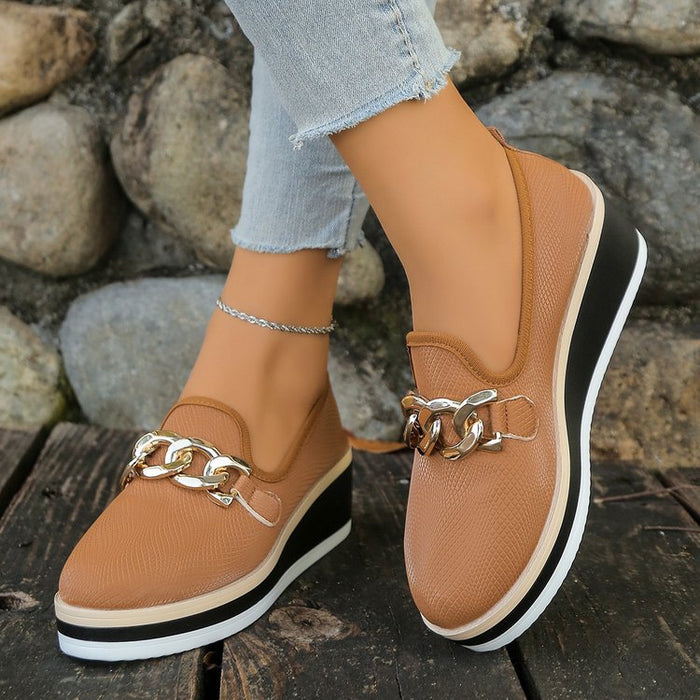 Slip-on-loafers for kvinner med kjededetaljer og platåsåle