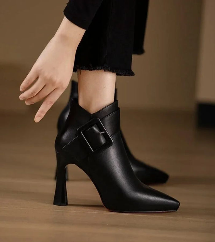 Damboots med spänndetalj och blockklack
