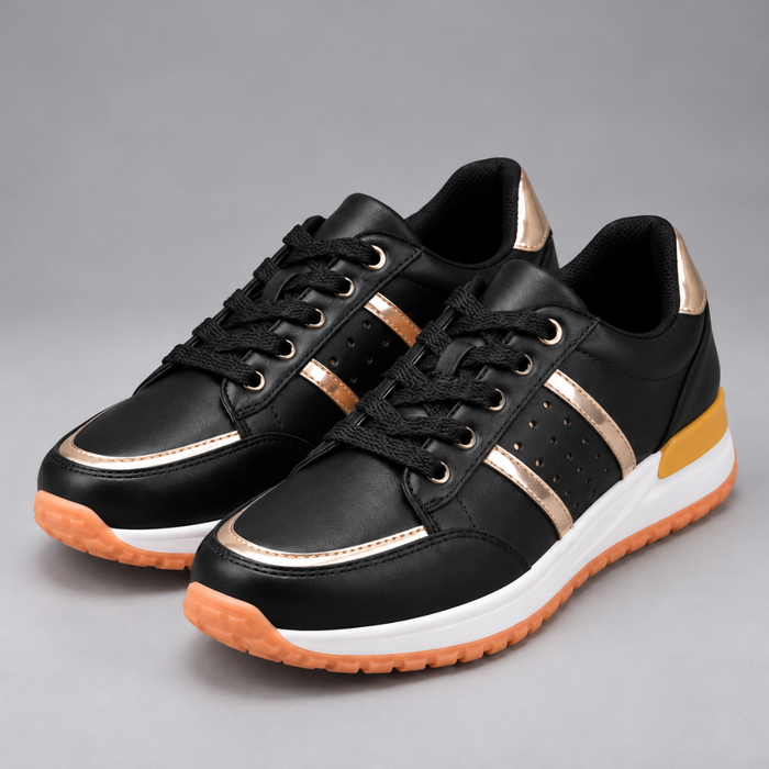 Sneakers da donna con lacci e dettagli borchiati
