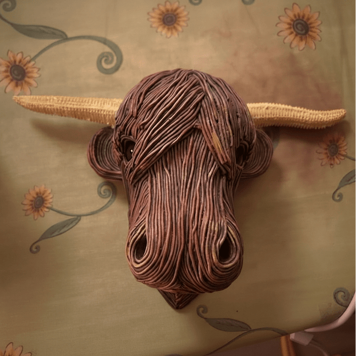 Unisex vegansk kuvegg sculpture in rural style