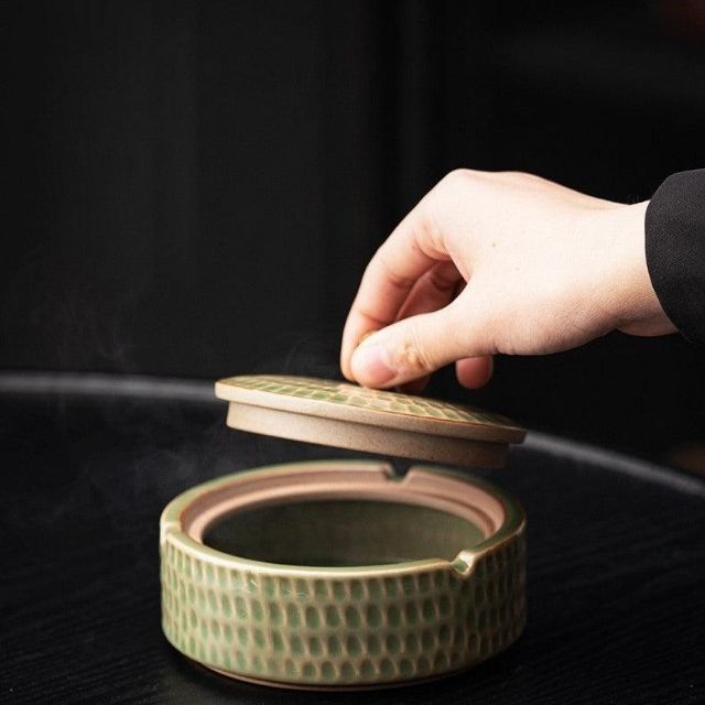 Handmade retro ash tray with lid - style and functionality