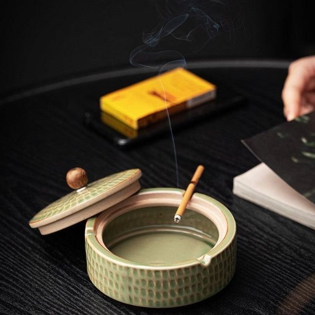 Handmade retro ash tray with lid - style and functionality