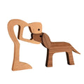 Håndskåret three figure: feir strap between human and dog