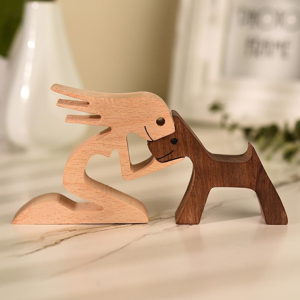 Håndskåret three figure: feir strap between human and dog