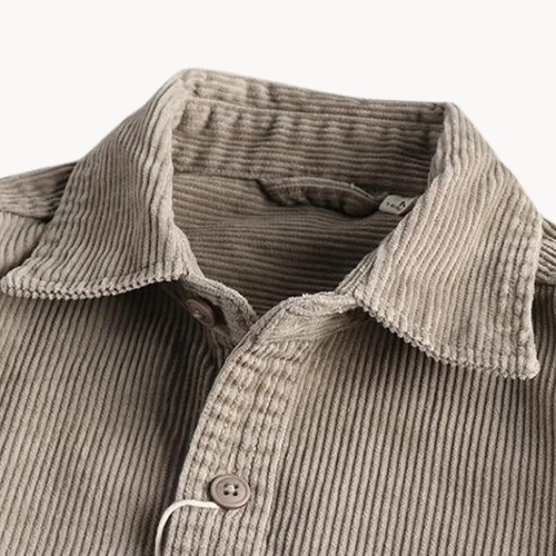 Shirts with avslappnad fit and brystl over