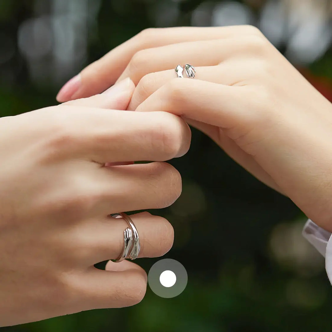 Unisex adjustable hug ring in silver - symbol on love and friendship