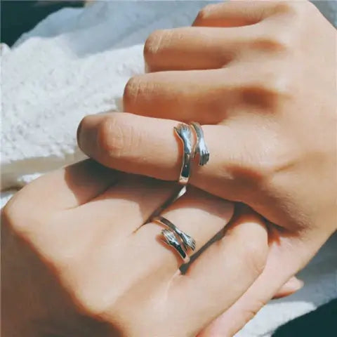 Unisex adjustable hug ring in silver - symbol on love and friendship