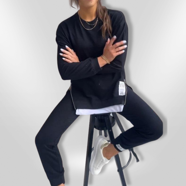 Woman Comfortably Loungewear Set - Oversized Sweatshirt &amp; Joggers