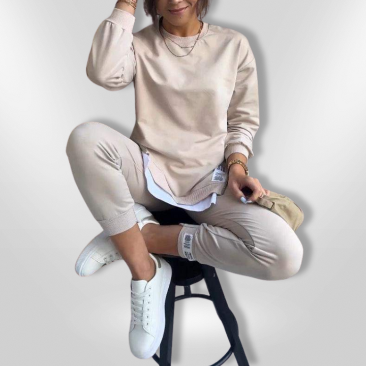 Woman Comfortably Loungewear Set - Oversized Sweatshirt &amp; Joggers
