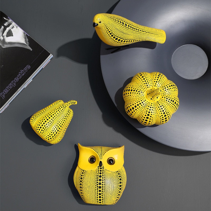 Minimalist comb cut - and Dyre sculpture with polka prikker