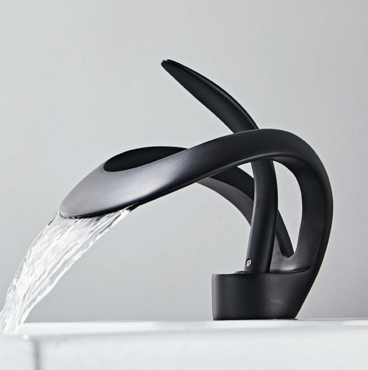 Modern baderom tap with elegant won fall design