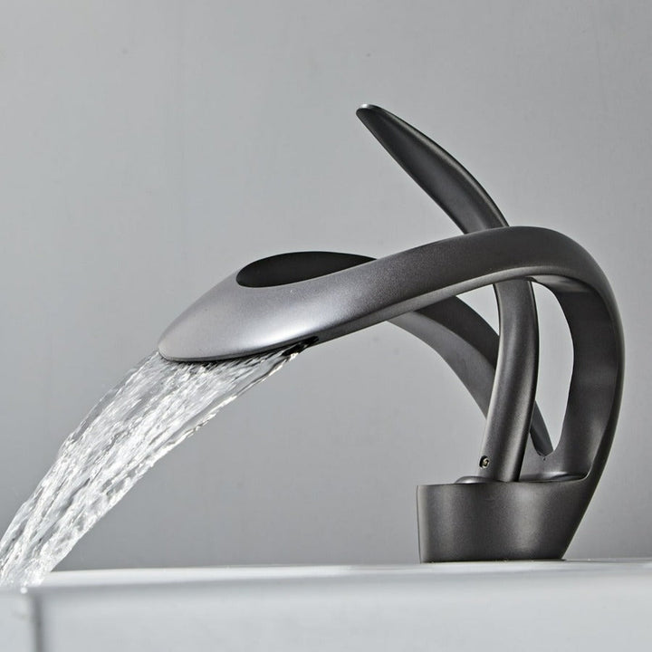 Modern baderom tap with elegant won fall design
