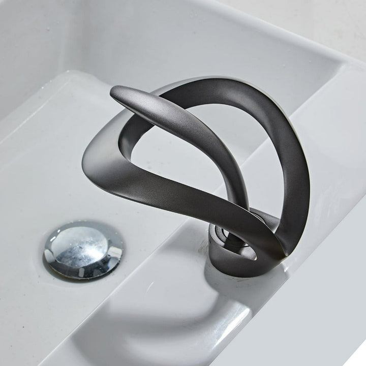 Modern baderom tap with elegant won fall design