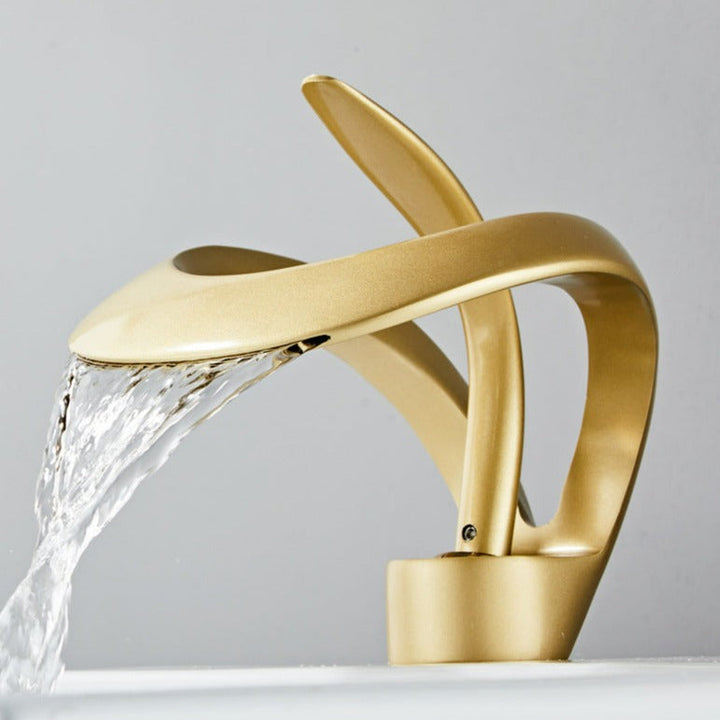 Modern baderom tap with elegant won fall design