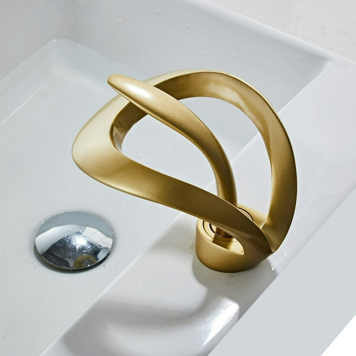 Modern baderom tap with elegant won fall design